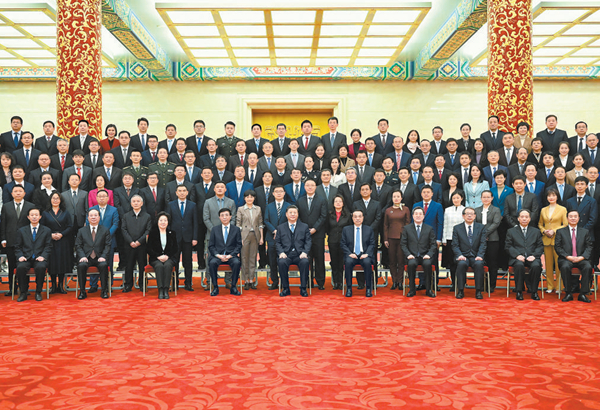 习近平会见中华全国新闻工作者协会第十届理事会第一次会议暨中国新闻奖颁奖会代表 李克强王沪宁参加会见