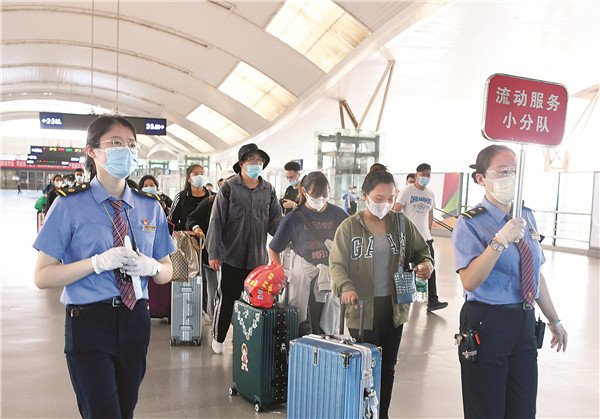 武昌站热心服务助藏族师生顺利返校