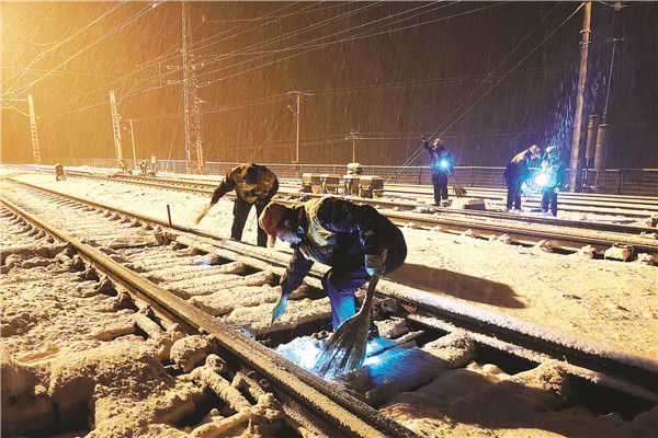 武威南车务段黄羊镇站职工在清理轨道内积雪