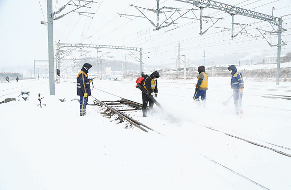 全力迎战暴雪 确保运输畅通