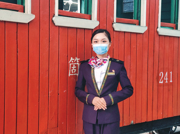 傣族姑娘多语种服务尽显国际范儿