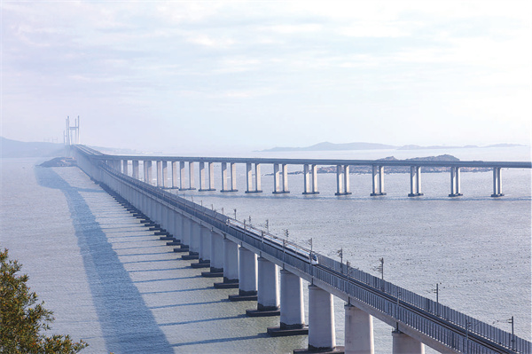 一趟动车组列车行驶在福平铁路平潭海峡公铁大桥上
