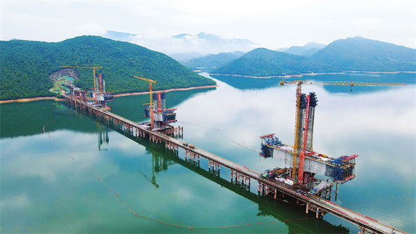 池黄高铁太平湖特大桥建设稳步推进